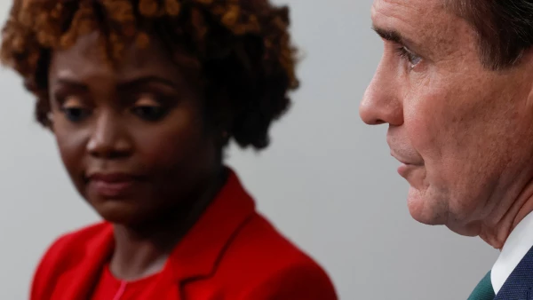 El Coordinador de Comunicaciones Estratégicas del Consejo de Seguridad Nacional de la Casa Blanca, John Kirby, se une a la Secretaria de Prensa de la Casa Blanca, Karine Jean-Pierre, para la conferencia de prensa diaria, en la que se analiza en particular un acuerdo propuesto por Estados Unidos para traer a casa a la estrella de la WNBA Brittney Griner.