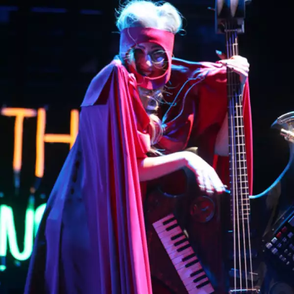 La joven cantante no dejó de sorprender al público mexicano con sus extravagantes atuendos.