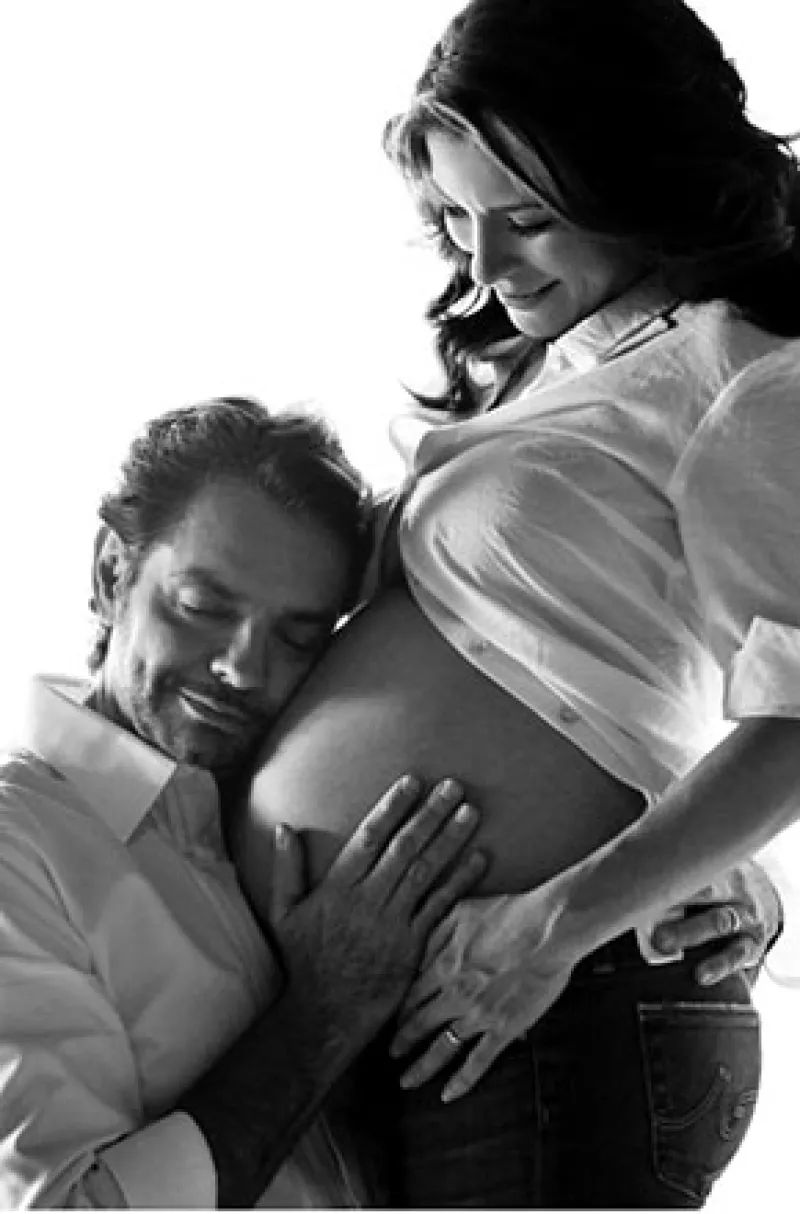 El comediante grabó un romántico video para su esposa, en el que, además de felicitarla, le agradece el haberle dado como regalo a la pequeña Aitana.