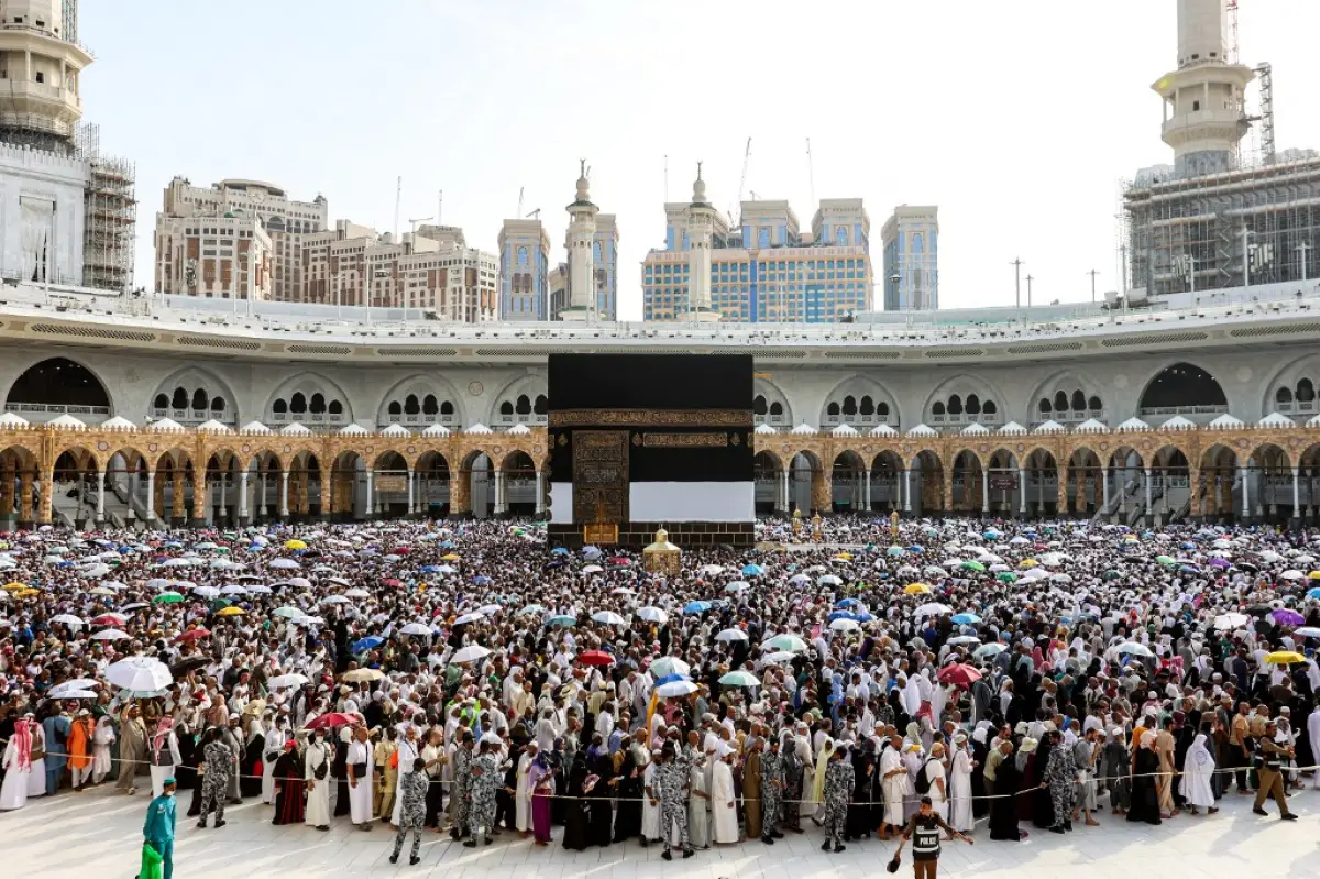 Los peregrinos musulmanes realizan la circunvalación de despedida o "tawaf", dando siete vueltas alrededor de la Kaaba, el santuario más sagrado del Islam, en la Gran Mezquita de la ciudad santa de La Meca el 18 de junio de 2024 al final de la peregrinación anual haj.