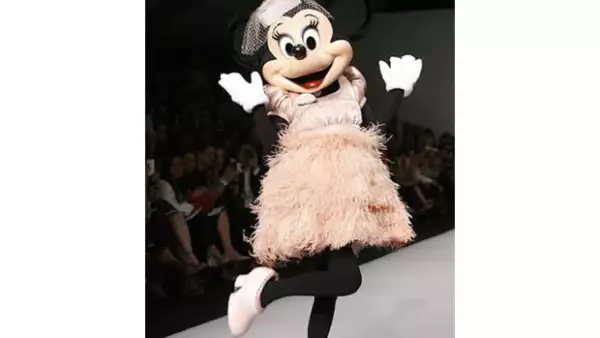 Ayer por la noche, la diseñadora Paola Wong presentó su más reciente creación, donde la famosa ratoncita fue la estrella.