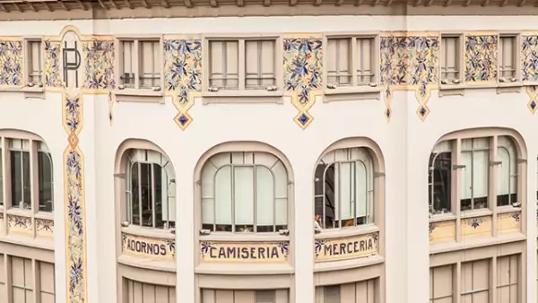 En 1914 la construcción original sufrió un incendio y en 1921, el almacén de varios pisos se reinauguró mostrando la fachada que perdura actualmente.