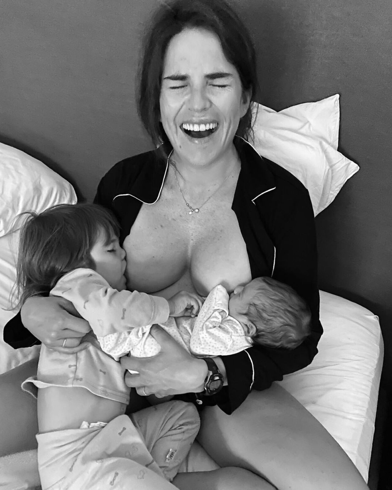 Karla Souza normaliza la lactancia con foto en la que amamanta a sus dos hijos