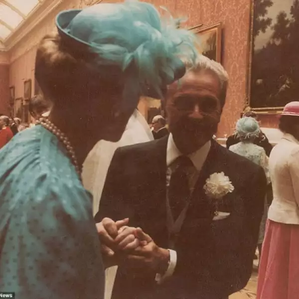 La princesa María Cristina de Reibnitz platica con uno de los invitados durante el evento.