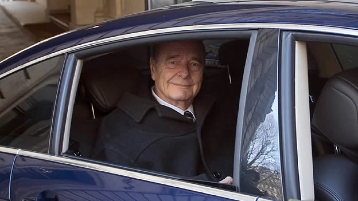 chirac deja su oficina en auto