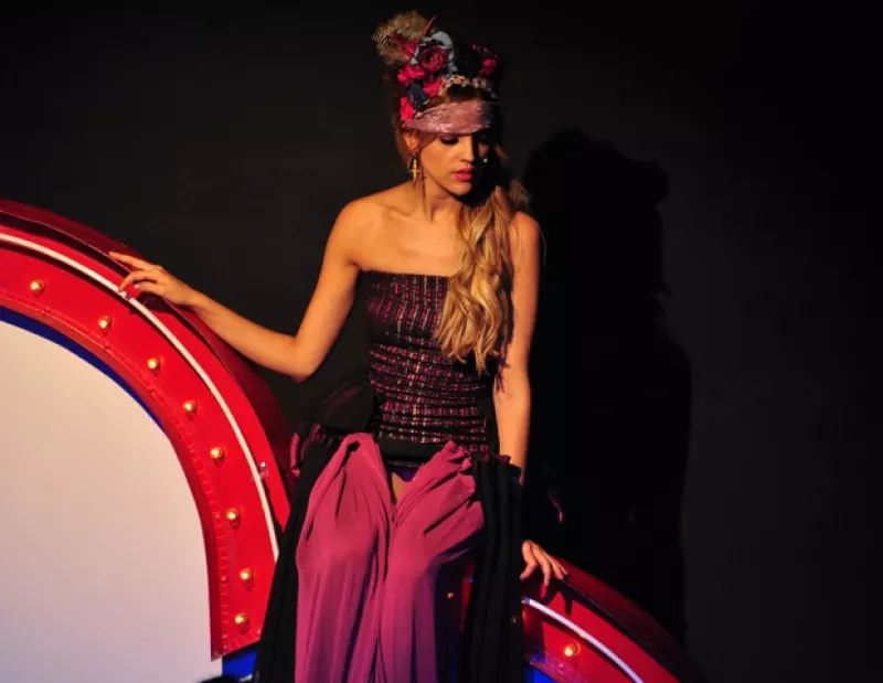 Eiza González debutó ayer en el musical de Manolo Caro, en el que da vida al papel más representativo de la obra de William Shakespeare y su novio estuvo en primera fila.