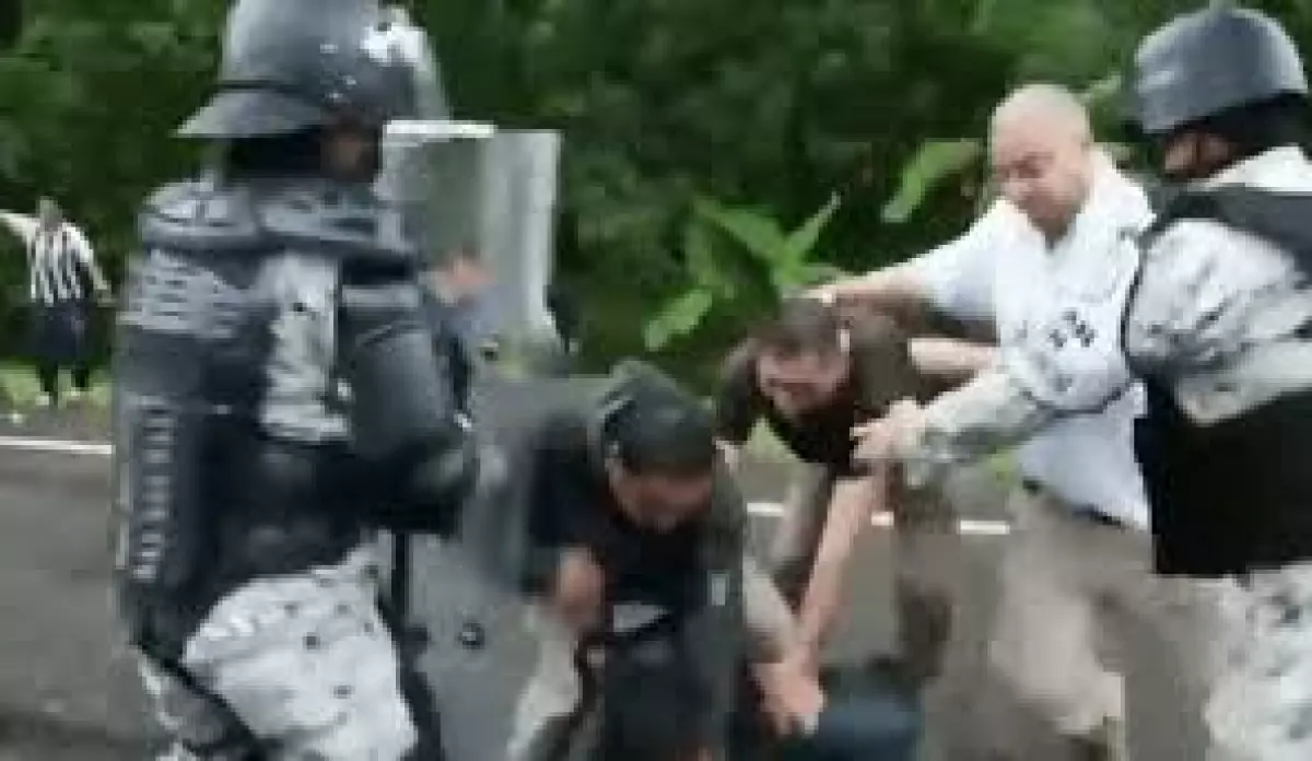 Agente del INM patea a migrante Chiapas