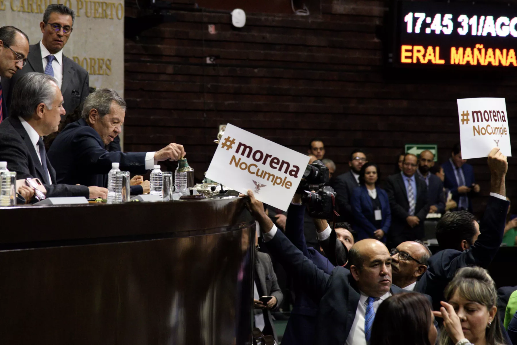 Diputados peleados