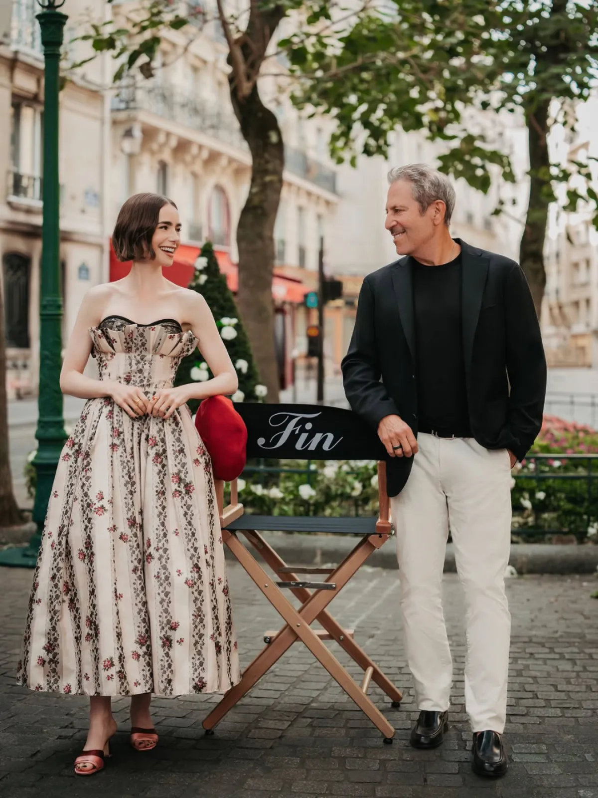 La actriz Lily Collins en el set de la serie 'Emily in Paris'