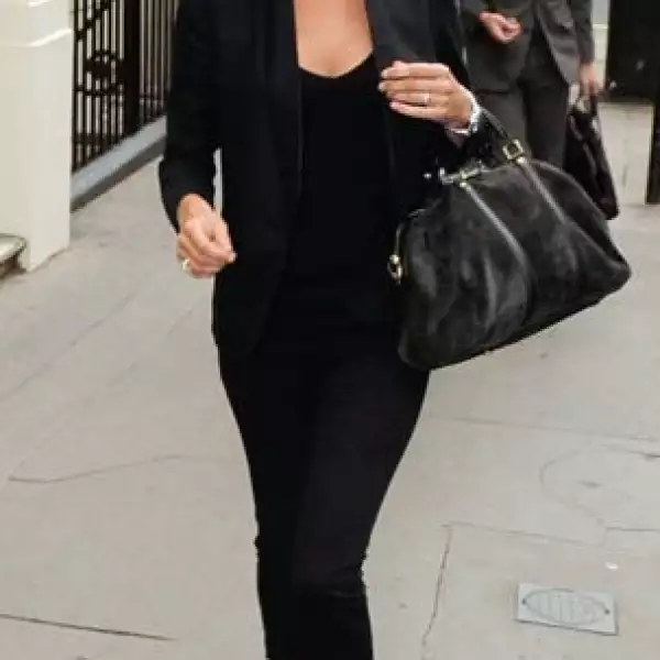 Kate Moss apuesta por un total look negro destacado con un par confeccionado en charol.
