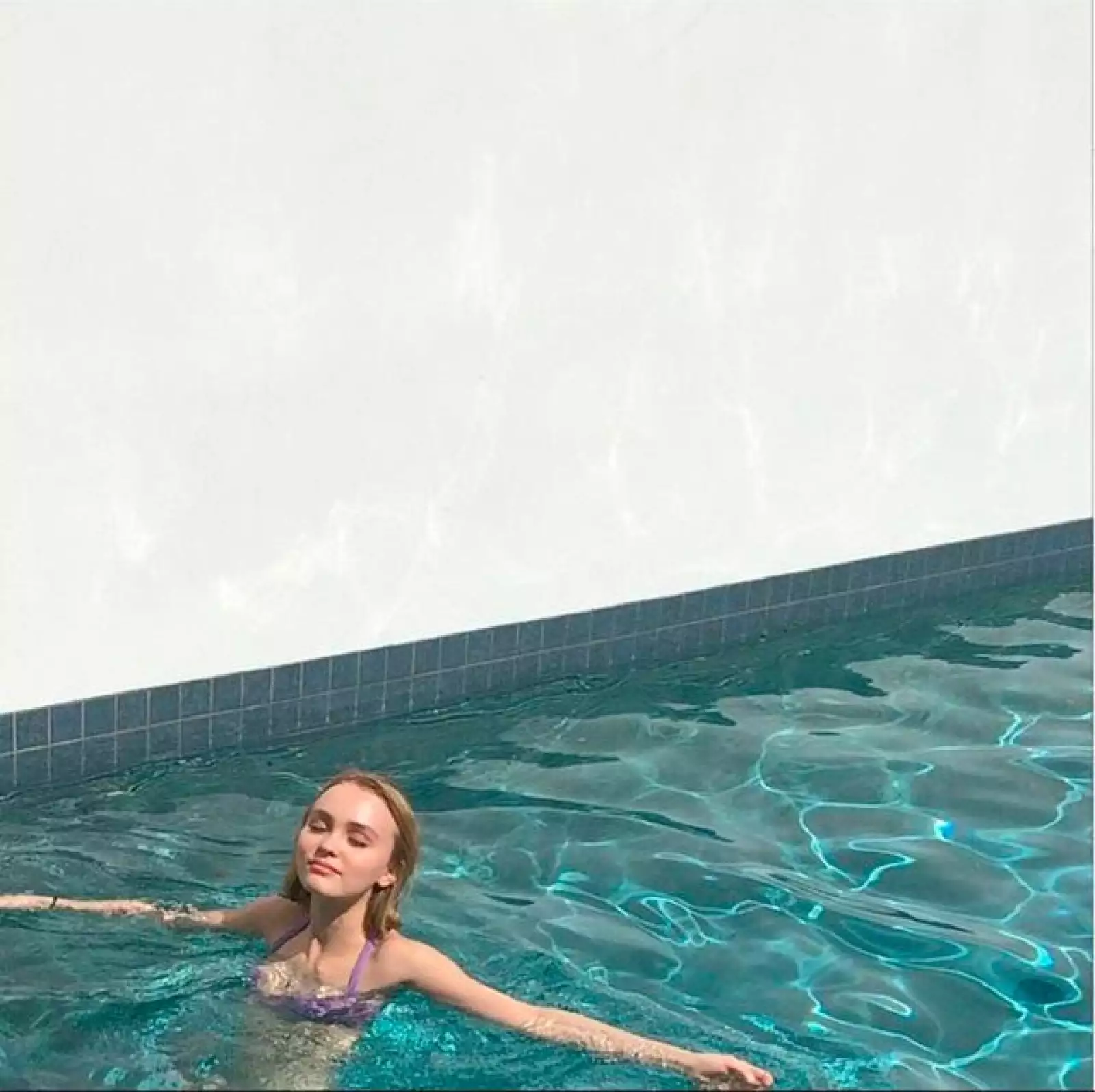 Relajándose en la alberca.