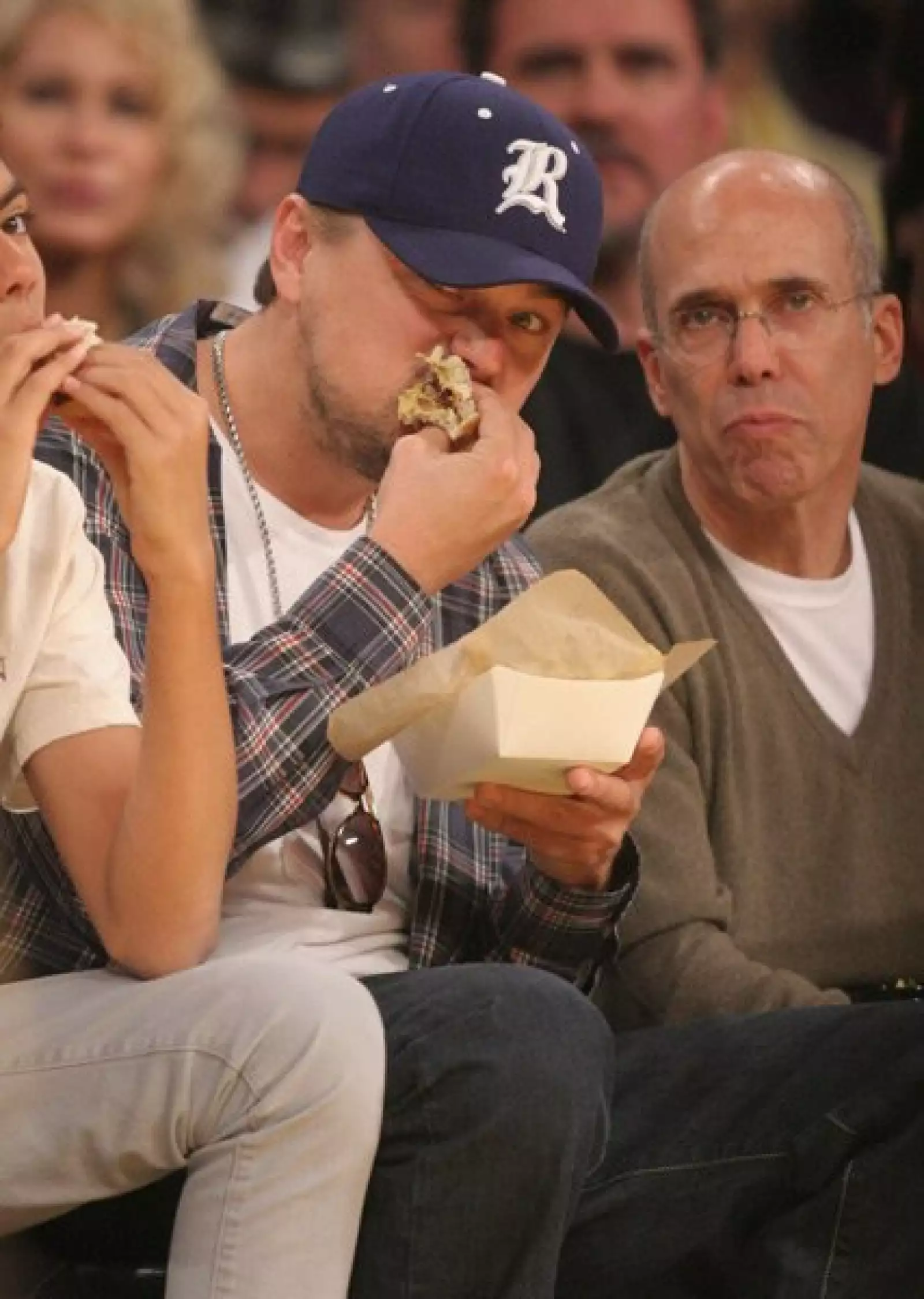 Un suculento sandwich para Leonardo DiCaprio mientras ve un partido de basquet.