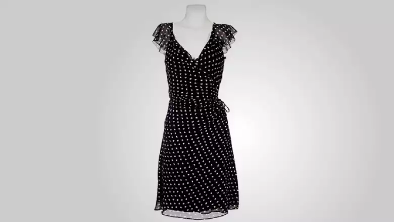 Iniciamos con este vestido negro en seda con toques en color blanco, ideal para una salida en fin de semana.