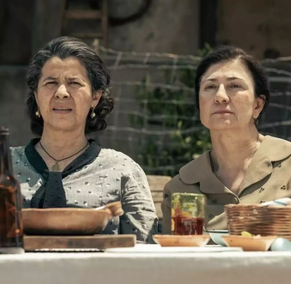 Leticia Huijara y Arcelia Ramírez en Las Muertas