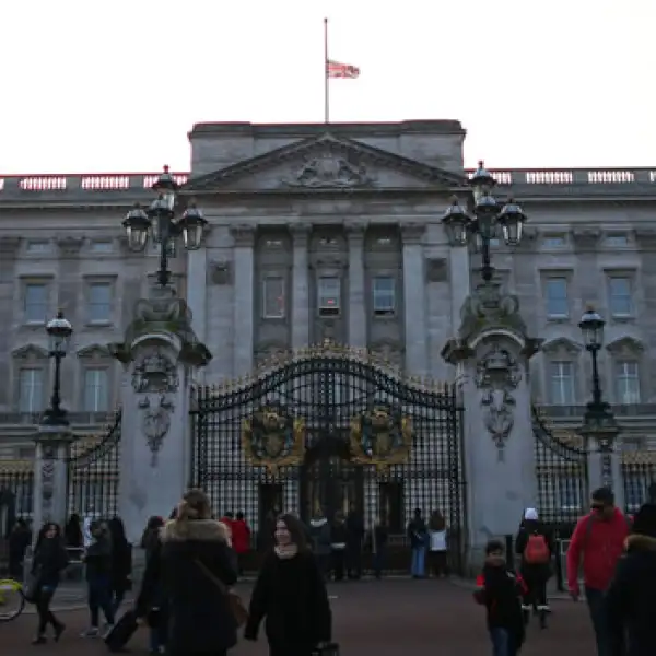 El Palacio de Buckingham en Inglaterra estuvo de luto por el rey al izar a media asta su bandera.