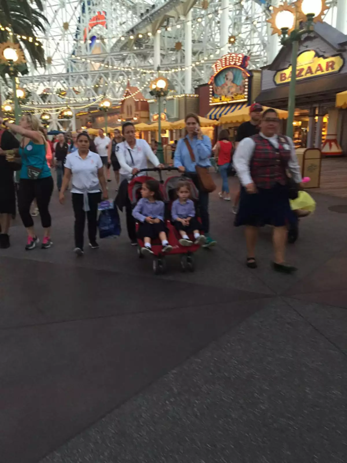 Captamos a la empresaria de paseo con sus hijas Valentina y Mariaignacia en Disney California Adventure, acompañada de dos nanas y una guía del parque.