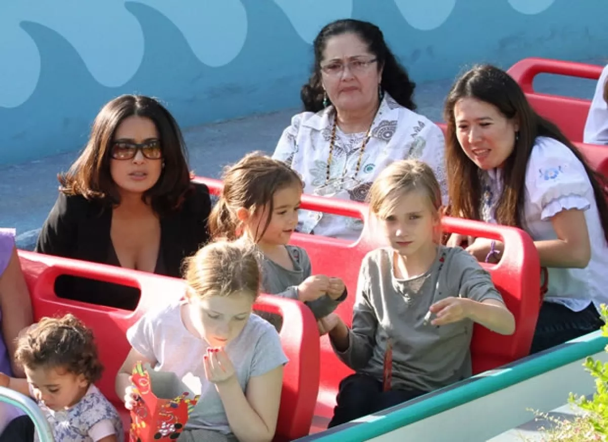 Durante el juego de `It´s a small world´ Valentina sacó las manos en algunas ocasiones. Aquí con su hermanastra Mathilda, y su abuela atrás.