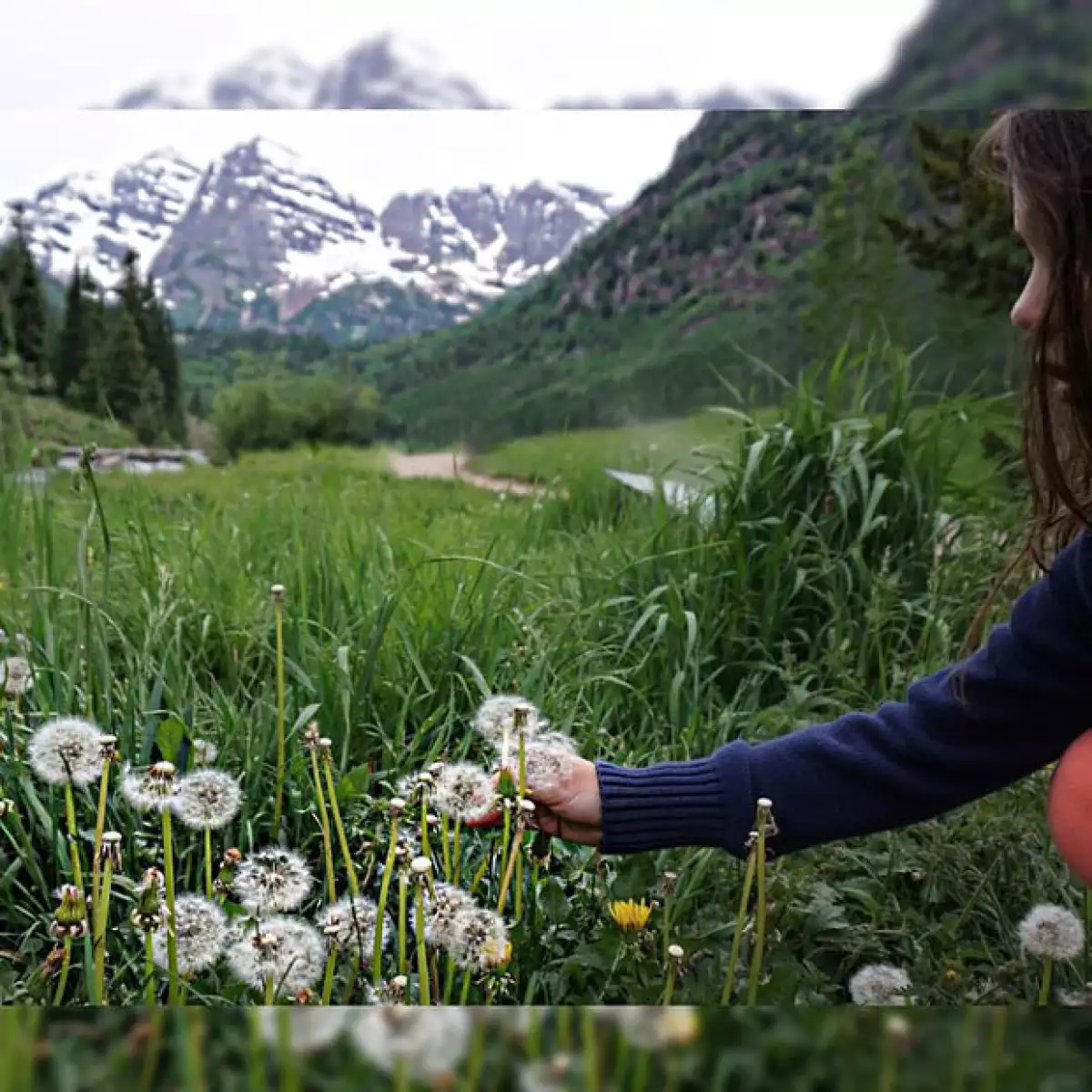 Sabrina a los pies de las magníficas montañas Maroon Bellsin Colorado y yo a los pies de Sabrina Sakaë, escribió al pie de su fotografía.