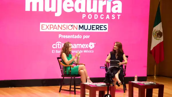 La líder de Citibanamex Regina García y Blanca Juana de Expansión platican durante el foro del WEF 2022.
