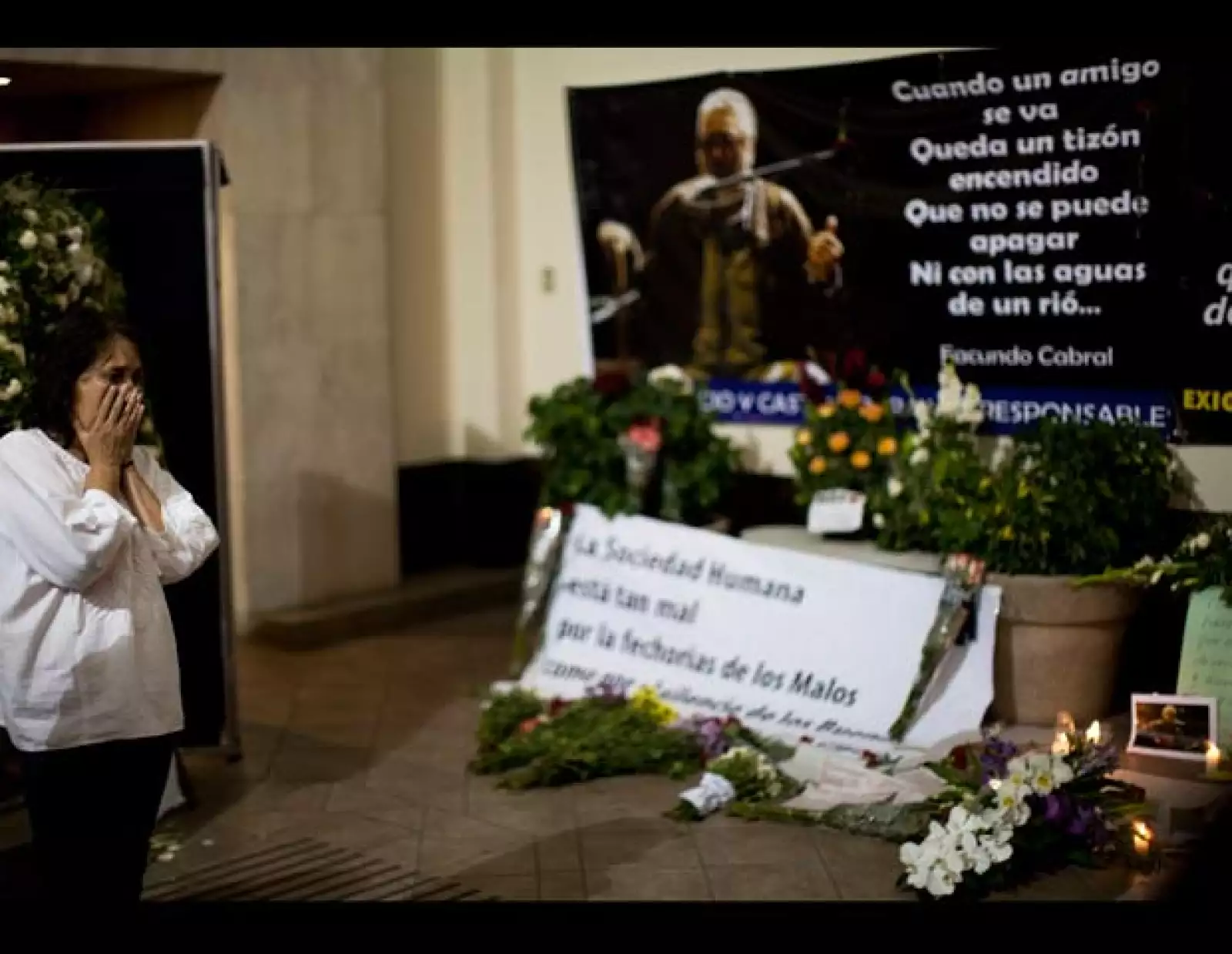 Compartió escenarios y estudios de grabación con artistas como Alberto Cortez, Julio Iglesias, Pedro Vargas y Neil Diamond.