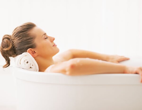 Tomarte un baño la noche anterior hará que tengas más tiempo para dormir en la mañana.
