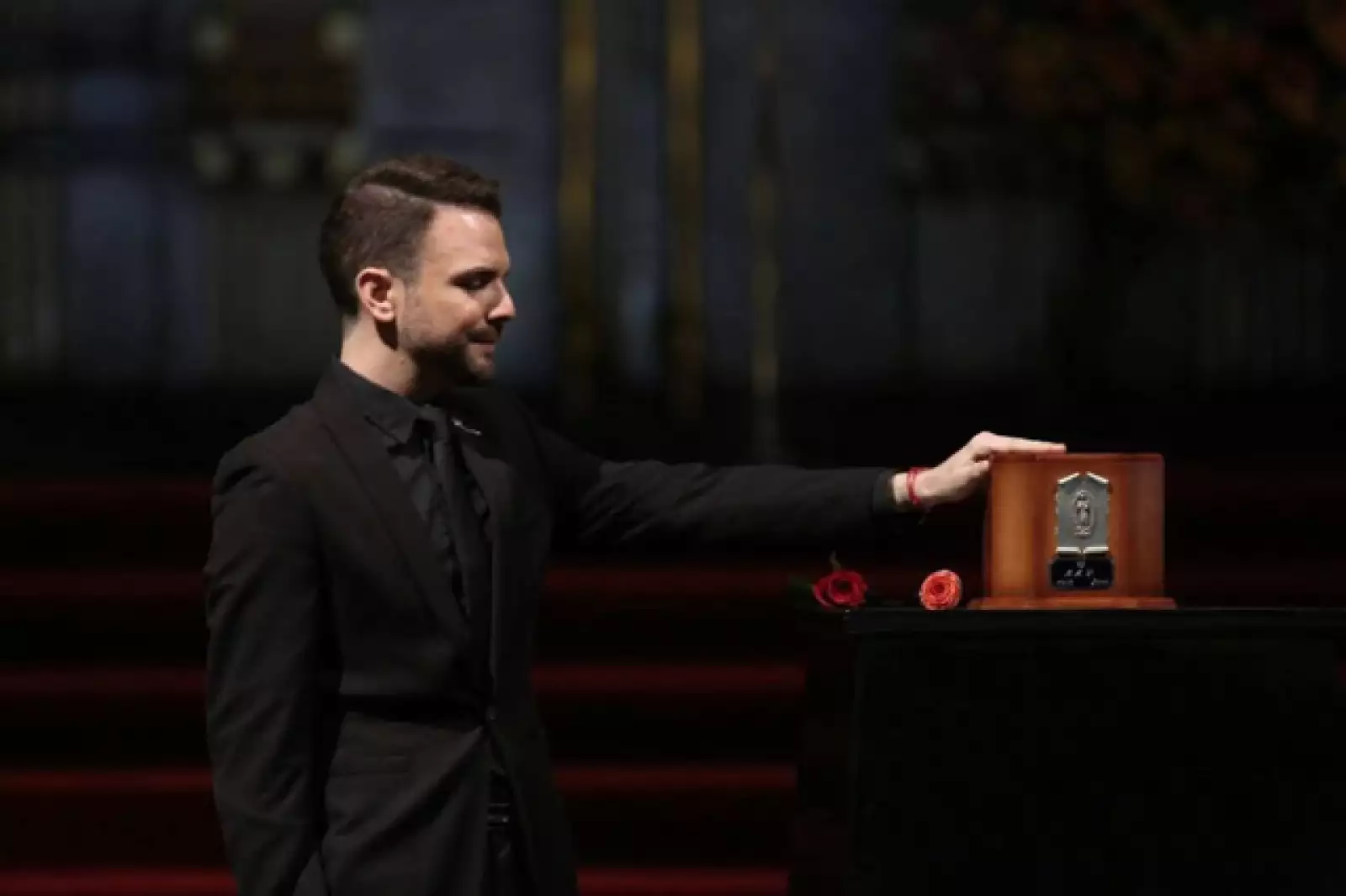 Jas Devael cantanto `Por qué me haces llorar´ con el Mariachi Gama 1000.