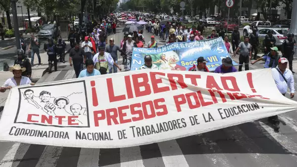Integrantes de la CNTE volvieron al plantón que mantienen en la Ciudadela tras una manifestación frente a las oficinas de la PGR.