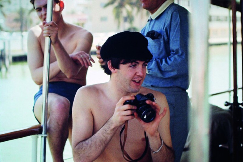 Paul McCartney con su cámara durante unas vacaciones.