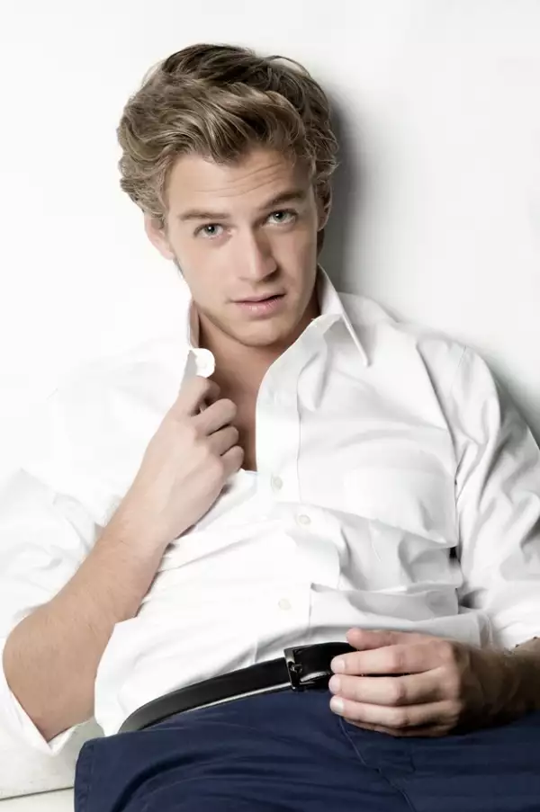 Polo Morín. Vestuario: Brooks Brothers. Maquillaje: Ariel Farfán para Ésika. Peinado: Ariel Farfán para American Crew