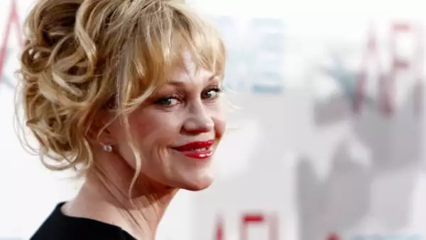 Sumada a la moda de los labios mega rojos llegó Melanie Griffith sin Antonio Banderas.