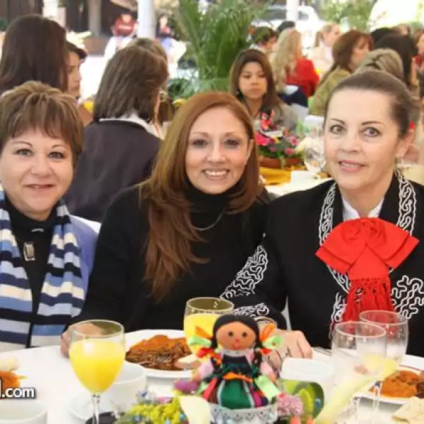 Desayuno Homenaje Desfile trajes de ?ca