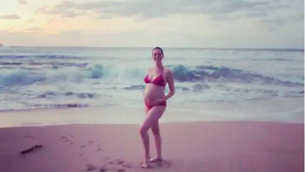 La actriz decidió publicar una foto suya mostrando su avanzado embarazo después de que unos paparazzi la fotografiaran en la playa.