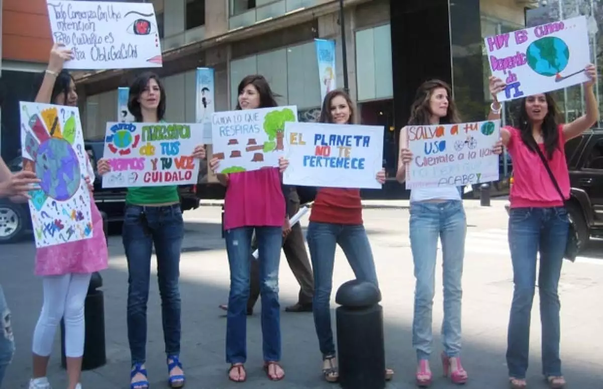 Cartas con diversos lemas y pensamientos, realizadas por ellas mismas, sirvieron para la manifestación pacífica que hicieron las modelos en la Alameda Central.