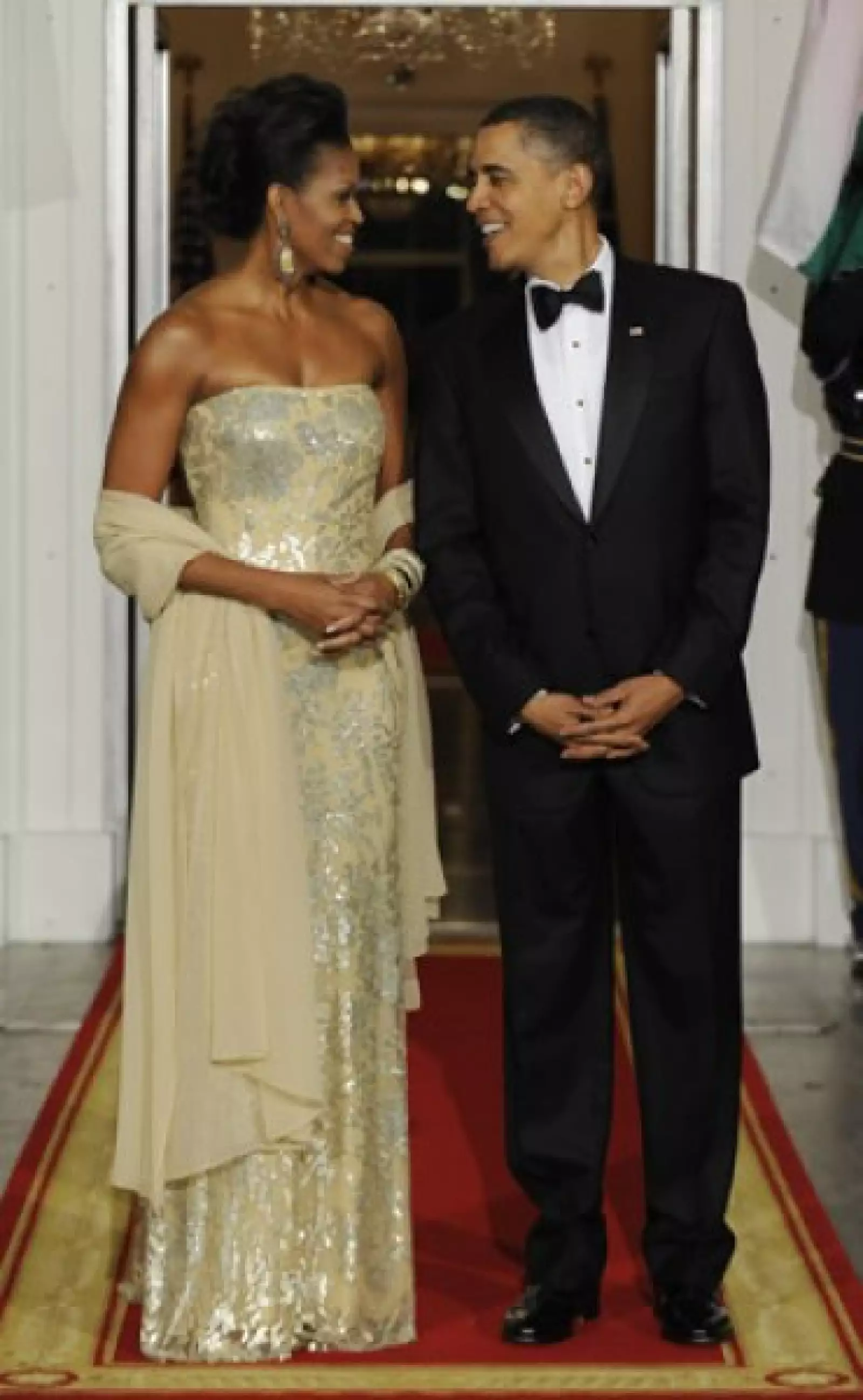 El presidente estadounidense y su esposa, Michelle, se ven amorosos antes de darle la bienvenida al Primer Ministro de la India, Manmohan Singh en la cena de Estado en el Pórtico Norte de la Casa Blanca.