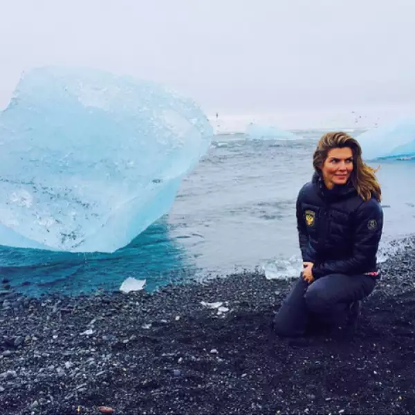 La conductora junto a un lago glaciar.