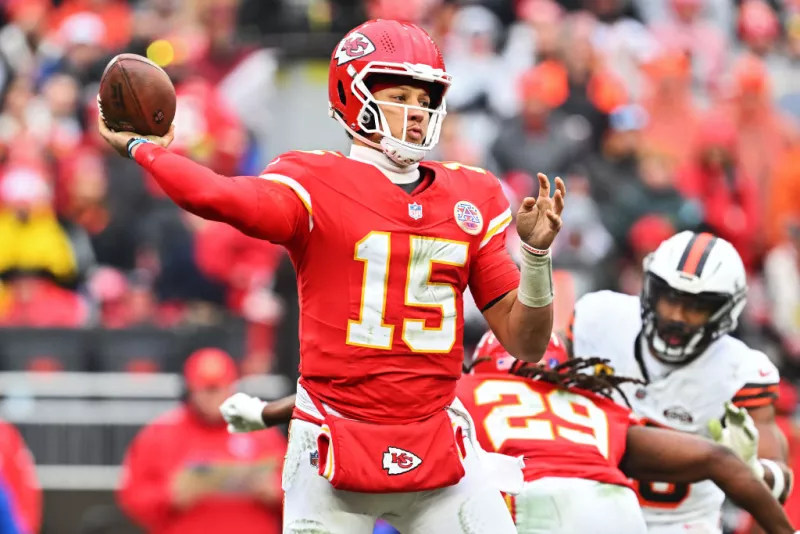 Foto de patrick mahomes lanzando el balón durante el partido contra los Browns en diciembre 15 de 2024.
