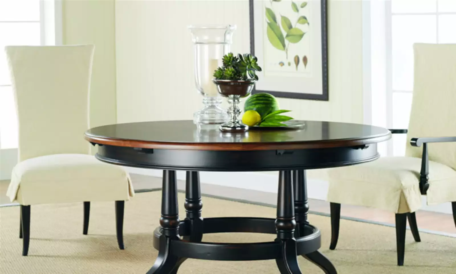 La “tierra” es el accesorio más pequeño, la base o el fundamento de la composición: maceta baja con follaje, una tercia de libros o esferas de diversos tamaños.