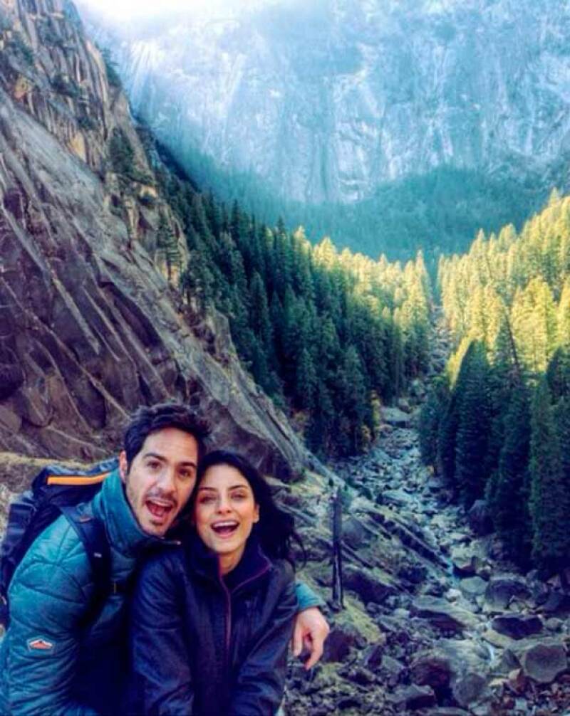 La atractiva pareja presume su amor desde las montañas.
