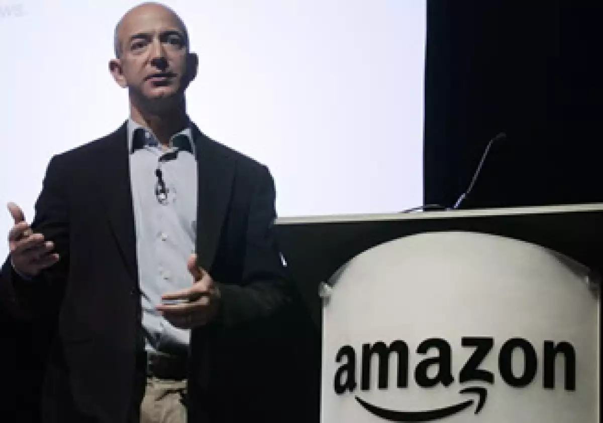 La empresa comandada por Jeff Bezos busca ganarse el mercado de descargas de películas por Internet. (Archivo)