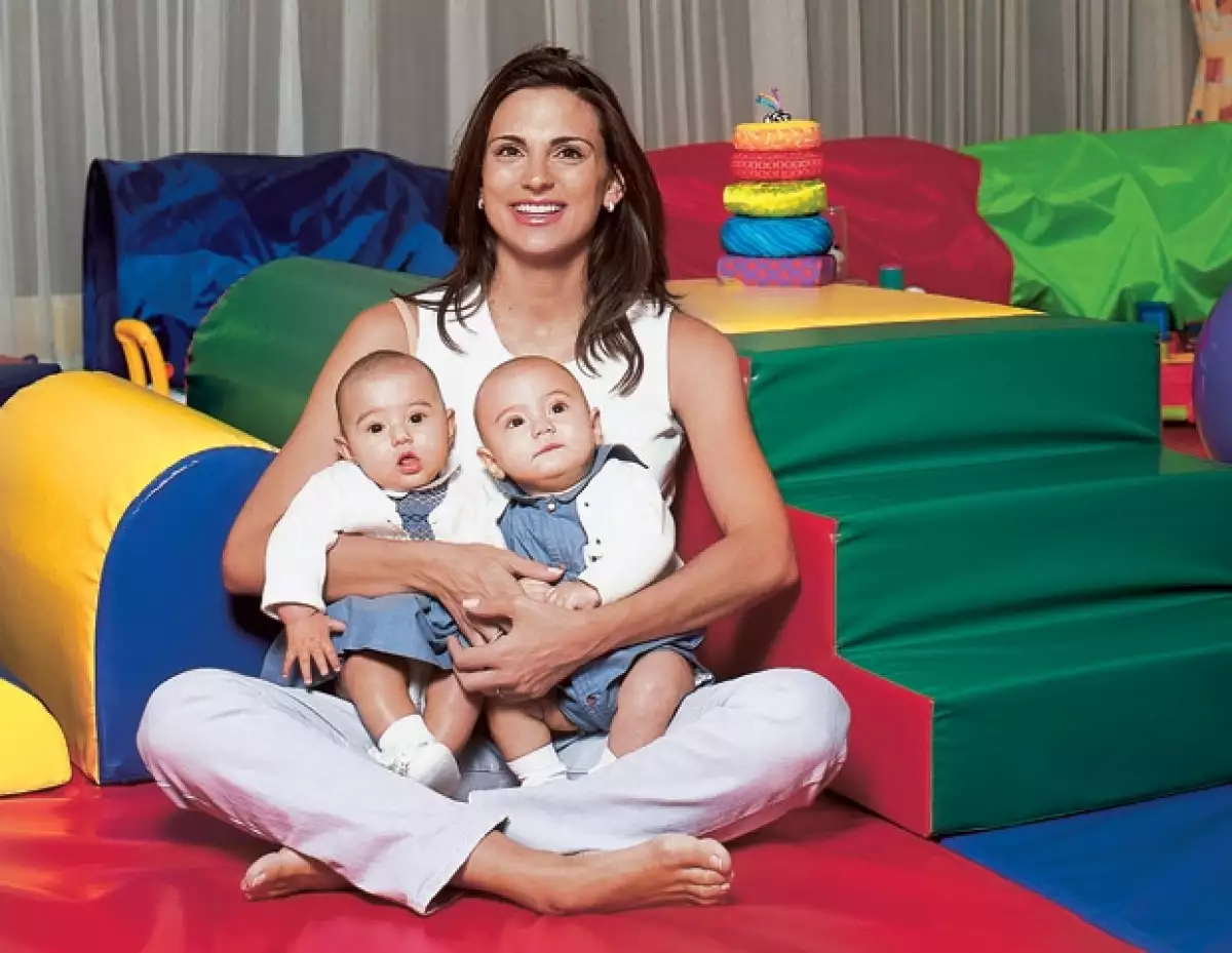 Maude posó para la revista Quién junto con los mellizos Sofía y Adrián.