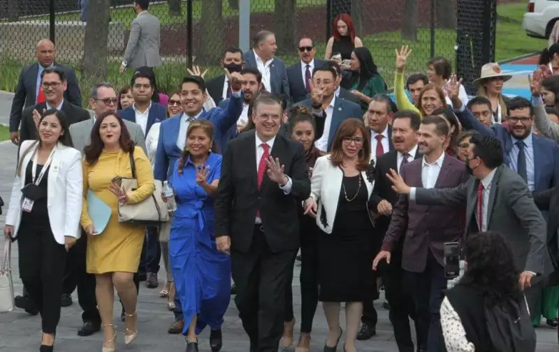 El canciller Marcelo Ebrard fue a la plenaria de Morena