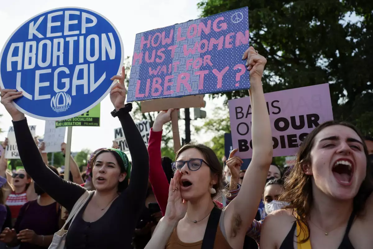 Manifestantes sostienen pancartas para protestar fuera de la Corte Suprema de Estados Unidos después de la filtración de un borrador de sentencia para anular la jurisprudencia Roe v. Wade. 