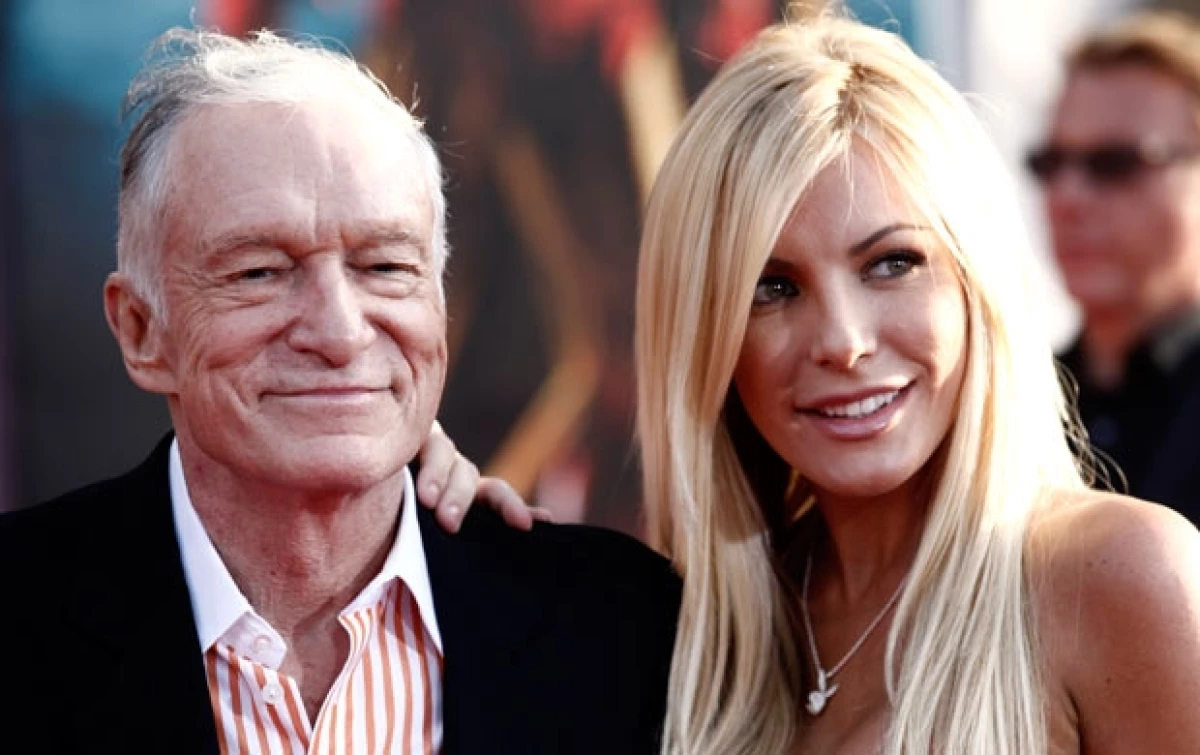 El fundador de la revista Playboy le entregó el anillo de compromiso a su novia Crystal Harris. Este sería el tercer matrimonio para Hefner.