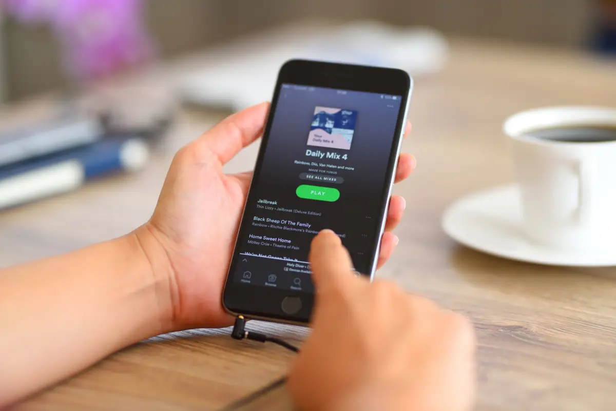 ¿Humano o IA? Spotify pondrá una etiqueta a los artistas generados con inteligencia artificial