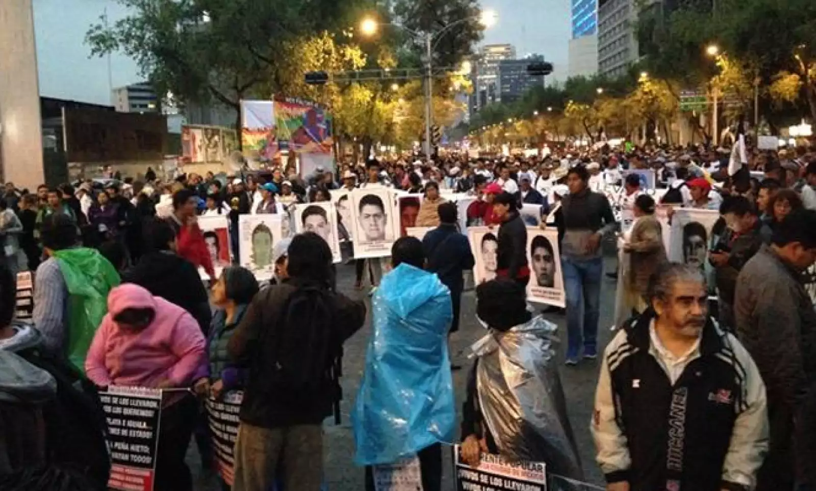 Pasadas las 17:00 horas de la Ciudad de México partió la marcha del Ángel de la Independencia rumbo al Zócalo en protesta por la desaparición de 43 normalistas de Ayotzinapa, ocurrida en Iguala el 26 de septiembre.