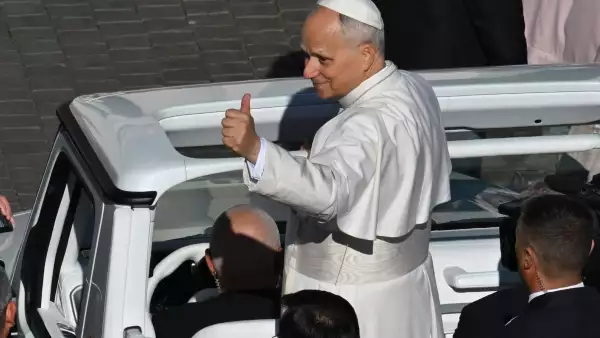 El Papa León XIV (C) hace un gesto a la multitud desde el móvil del Papa mientras se va al final de la misa del Jubileo de Coros y la Sociedad Coral en St. Plaza de San Pedro en el Vaticano el 23 de noviembre de 2025.
