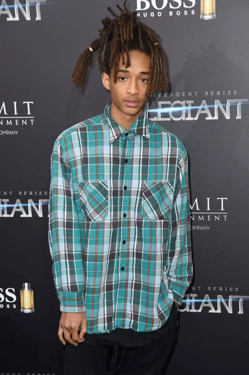 Jaden decidió mostrar su lado inventivo y fashionista al usar unos anillos Cartier en el pelo.