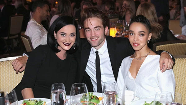 Katy Perry, Robert Pattinson y FKA Twigs posaron muy sonrientes para los fotógrafos.