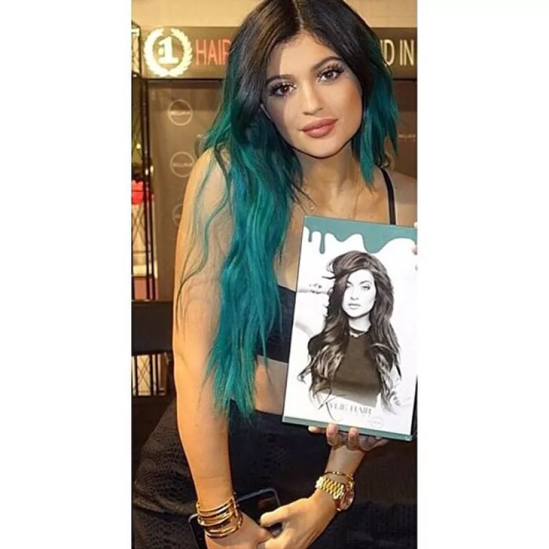 La menor del clan Kardashian es ayudada por sus hermanas Khloé y Kim, además de su "novio" Tyga, para el lanzamiento de su nuevo proyecto, Kylie Hair Kouture.