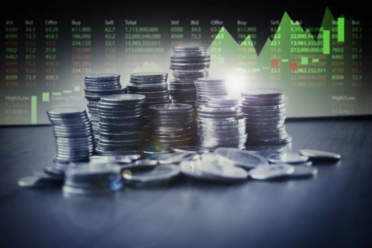 monedas con una gráfica detrás